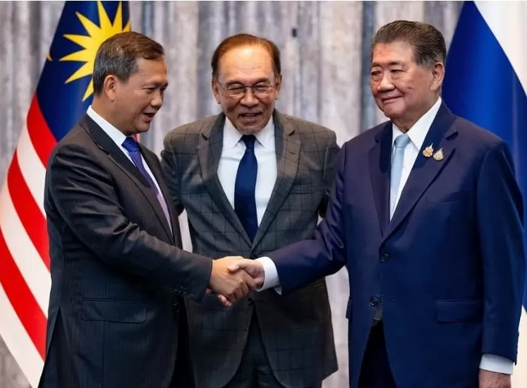 PM Malaysia Anwar Ibrahim (Tengah) bersama Plt Perdana Menteri Thailand Phumtham Wechayachai (Kanan) dan Perdana Menteri Kamboja Hun Manet (Kiri) dalam rundingan gencatan senjata pada Senin, 28 Juli 2