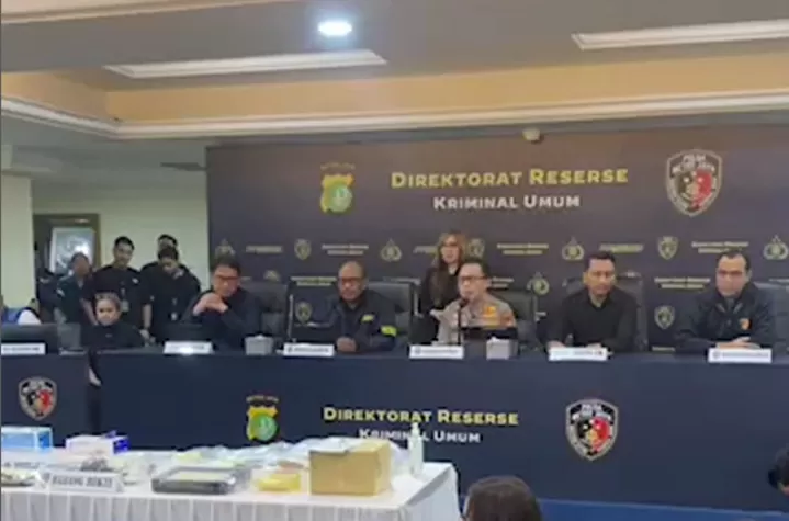 Polisi mengungkap rekaman CCTV menunjukkan bahwa Arya Daru sempat mencoba memanjat pagar rooftop gedung Kemlu sebanyak dua kali. (Instagram/poldametrojaya)