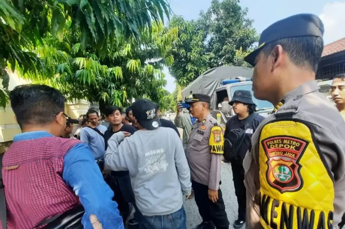 Aparat Polres Metro Depok saat mengamankan oknum debt collector di Kota Depok. (Dok. Pemkot Depok)