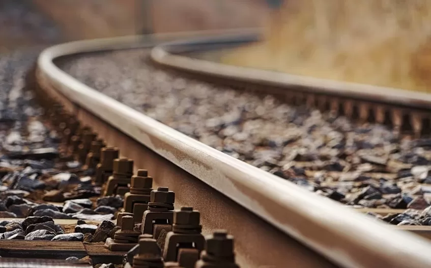 Foto Ilustrasi - Menteri Perhubungan Malaysia, Anthony Loke Siew Fook menyebut studi kelayakan proyek kereta api Trans Borneo rampung pada kuartal ketiga 2026. (Unsplah/Johannes Plenio)