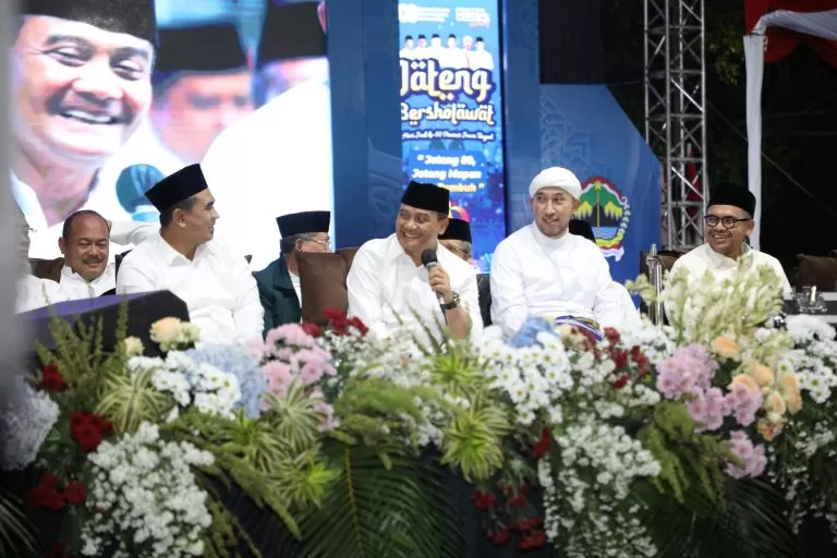 Jateng Bersholawat HUT ke-80 di Batang, Gubernur Jawa Tengah Ahmad Luthfi ingatkan pejabat andap asor dan melayani rakyat.  