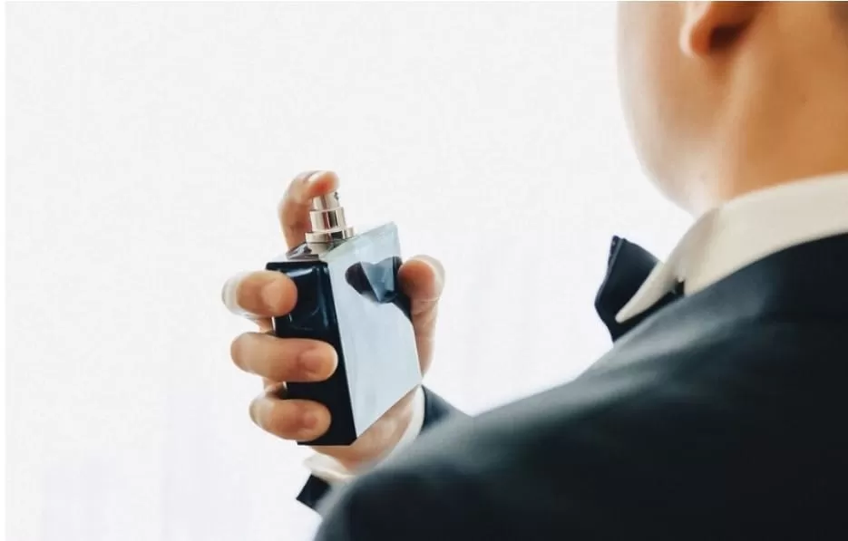 Foto ilustrasi seorang pria yang menggunakan parfum sebelum berkegiatan. (Freepik/pressahotkey)