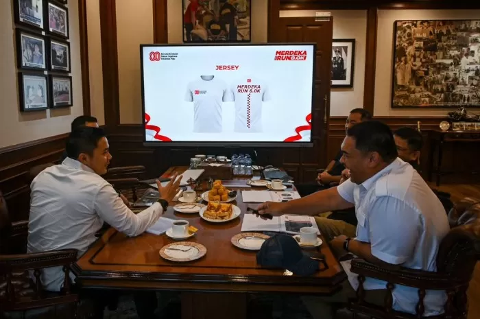 Sekretaris Kabinet (Seskab) Teddy Indra Wijaya rapat bersama Panitia Merdeka Run 8.0 di Gedung Sekretariat Kabinet, Jakarta, pada Rabu, 20 Agustus 2025. (Instagram.com/@sekretariat.kabinet)