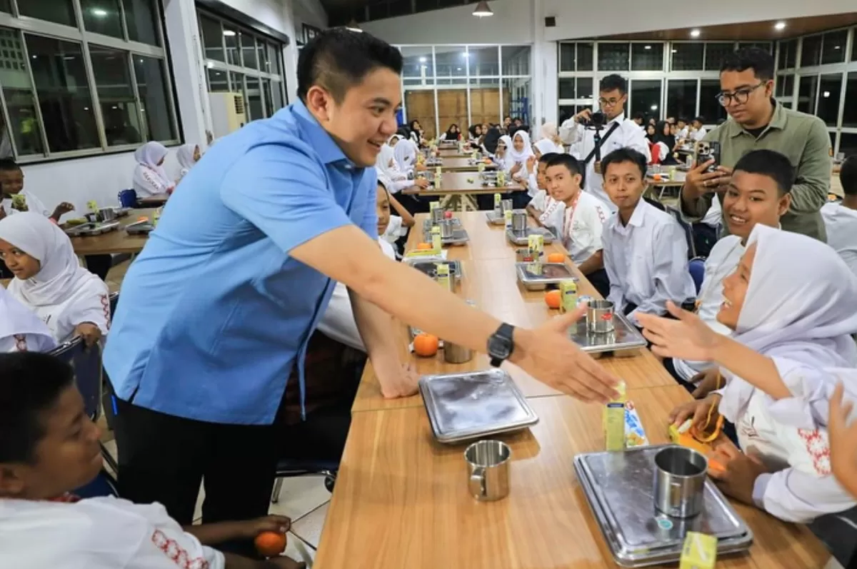 Sekretaris Kabinet (seskab) Teddy Indra Wijaya saat melakukan kunjungan untuk bertemu dengan pelajar di Sekolah Rakyat Menengah Pertama (SRMP) 10 Cibinong, Kab. Bogor, pada 27 Juli 2025 lalu. Foto: In