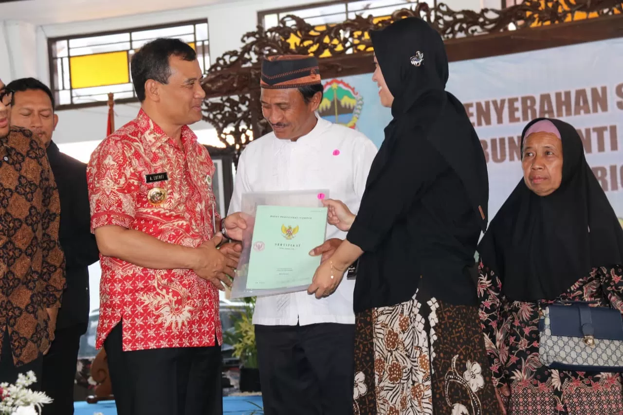 Gubernur Jateng Ahmad Luthfi menyerahkan ribuan sertifikat tanah eks PIR Teh ke petani. Utang dihapus, lahan resmi jadi hak milik.