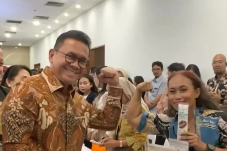 Menteri Perdagangan Indonesia, Budi Santoso (kiri) sebut waralaba lokal lebih banyak dari asing. (Instagram/budisantosofficial)