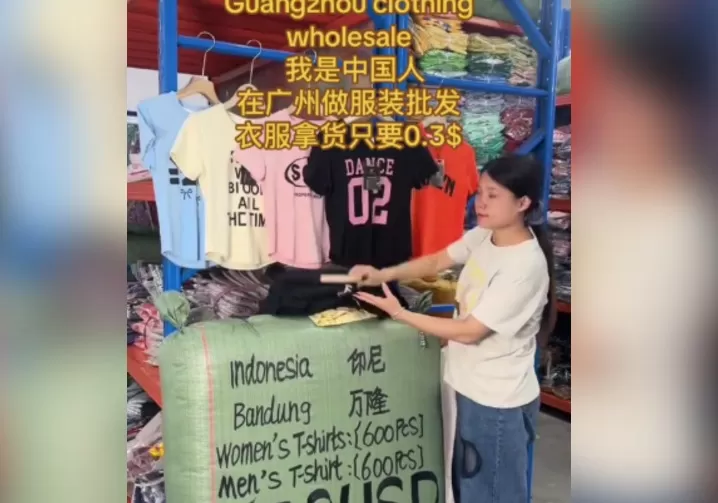 Tangkapan layar akun TikTok @yinnijofq1n yang diduga menampilkan pakaian impor dari China dan akan segera dikirim ke Indonesia. (TikTok/yinnijofq1n)