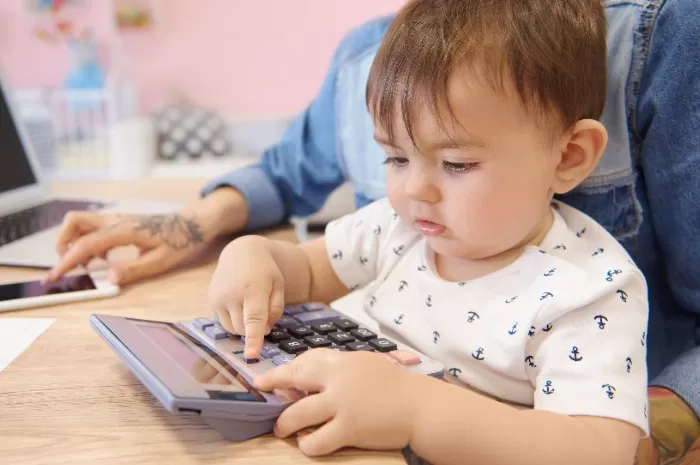 Ilustrasi keluarga muda mempersiapkan biaya finansial untuk masa depan buah hati tercinta. (Freepik.com)