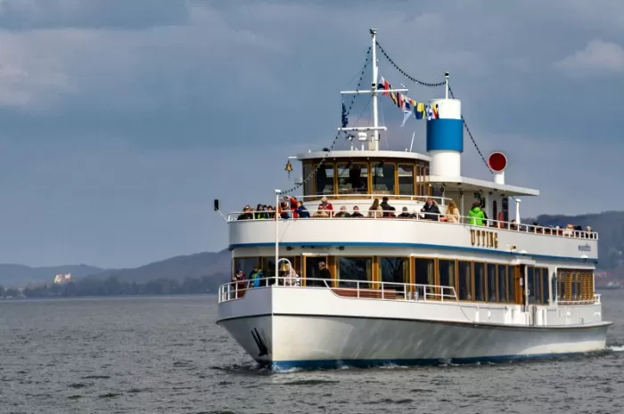 Ilustrasi kapal penumpang yang tenggelam dalam perjalanan dari Afrika menuju Eropa. (Unsplash.com/Emil)