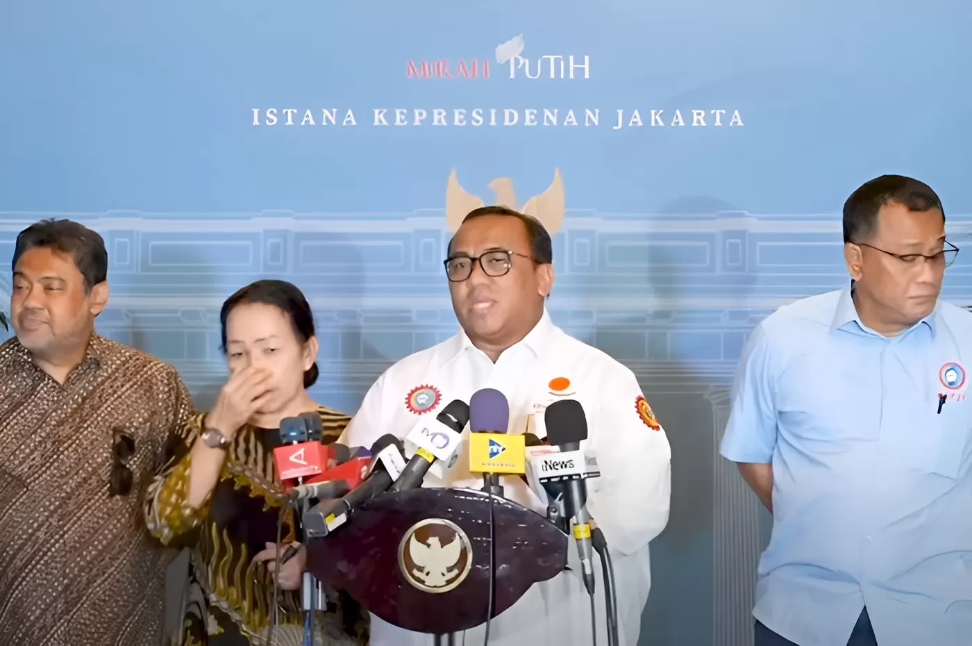 Presiden Konfederasi Serikat Pekerja Seluruh Indonesia (KSPSI), Andi Gani (tengah) bicara terkait dinamika aksi demonstrasi buruh terhadap DPR RI. (YouTube.com / Sekretariat Presiden)
