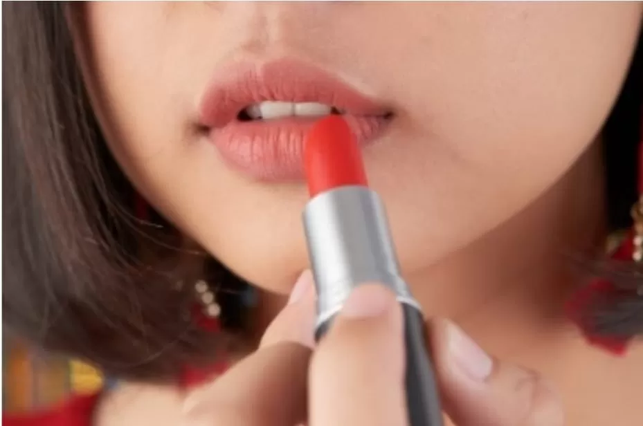 Foto ilustrasi menggunakan makeup dalam kegiatan sehari-hari. (Freepik/pressfoto)