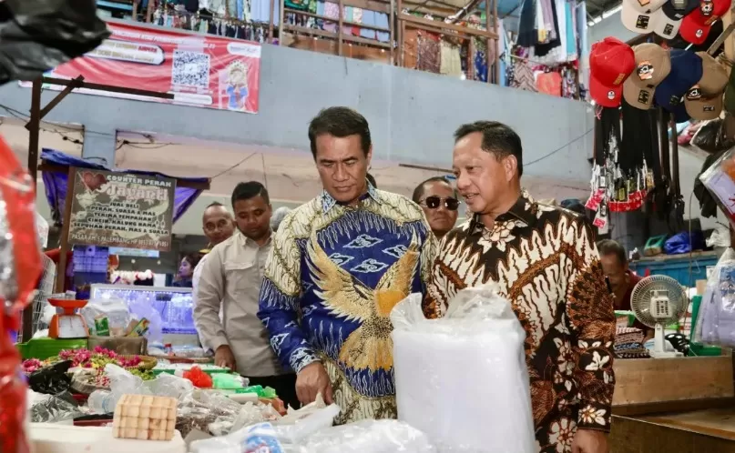 Mendagri Tito Karnavian (kanan) mengklaim inflasi pangan nasional mengalami tren penurunan. (Instagram/titokarnavian)