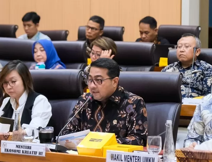 Menteri Ekonomi Kreatif Teuku Riefky Harsya (tengah) menyebut investasi sektor ekonomi kreatif tembus Rp90,1 triliun pada semester I 2025. (ekraf.go.id)