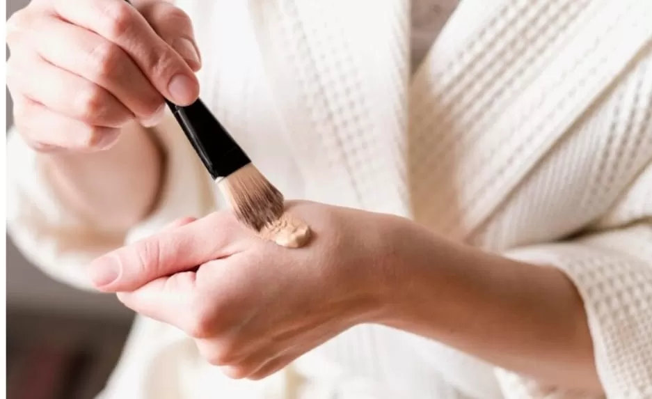 Foto ilustrasi saat akan menggunakan foundation untuk makeup. (Freepik/freepik)