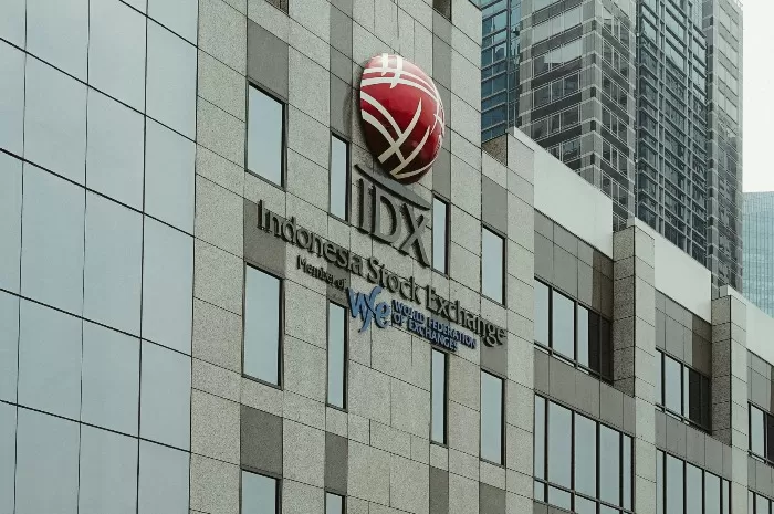 Indeks Harga Saham Gabungan (IHSG) mengalami penurunan usai mencuat kabar reshuffle menteri di Kabinet Merah Putih. (Unsplash.com/@AfifRamdhasuma)