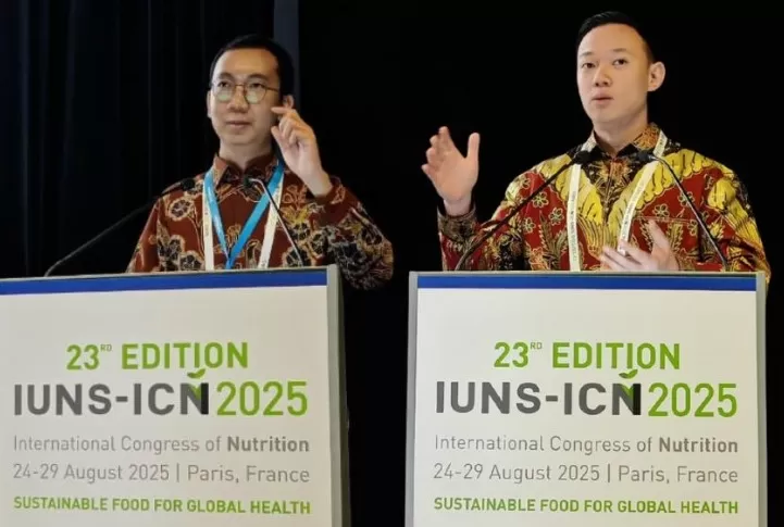 Dua ilmuwan muda asal Indonesia, Fahrul Nurkolis (kiri) dan Juan Leonardo (kanan) dalam acara International Congress of Nutrition (ICN) 2025 yang digelar di Paris. (uin-suka.ac.id)