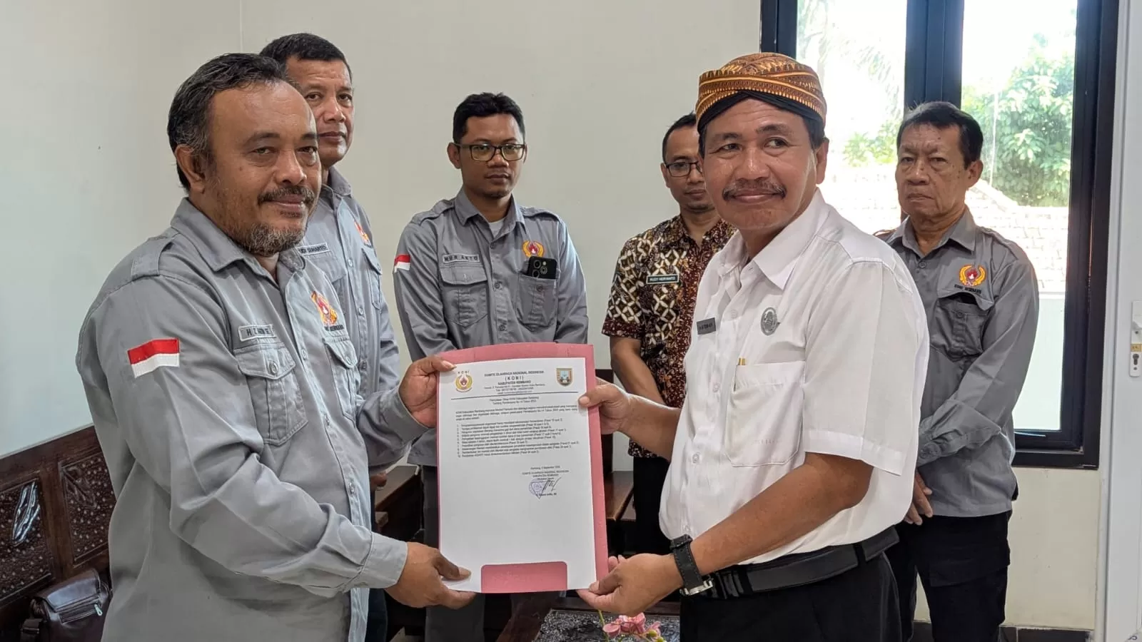 KONI Rembang menolak Permenpora 14/2024 karena dinilai memberatkan pembinaan olahraga. Pemkab Rembang siap meneruskan aspirasi ke pusat.
