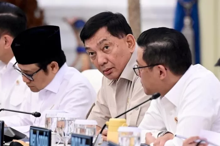 Menhan Sjafrie Sjamsoeddin (tengah) menggantikan Budi Gunawan sebagai Menko Polkam RI. (Instagram.com/@sjafrie.sjamsoeddin)