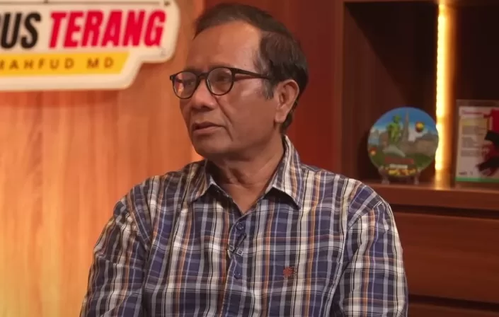 Eks Menko Polhukam Mahfud MD menilai Nadiem sosok yang bersih dari korupsi namun tak paham birokrasi. (Youtube/Mahfud MD Official)