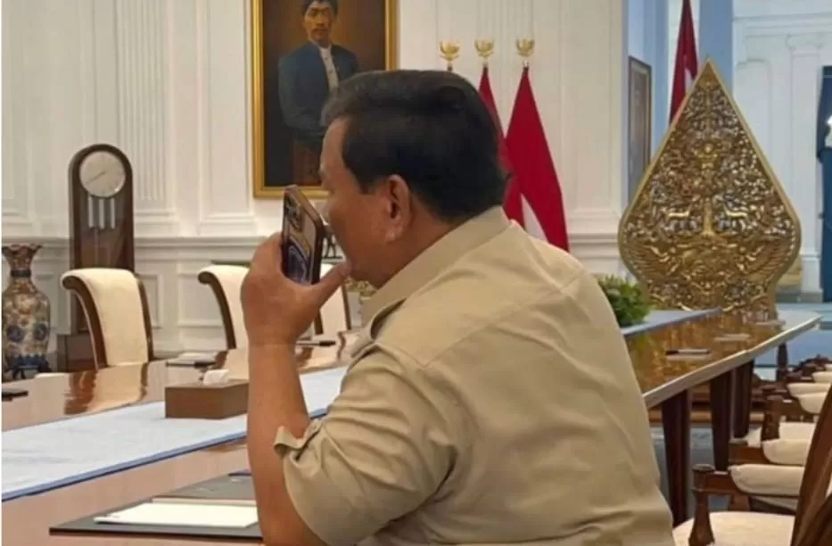 Presiden Prabowo saat menelepon Sheikh Tamim bin Hamad Al-Thani untuk mengetahui kondisi terkini Qatar. (Instagram/sekretariat.kabinet)