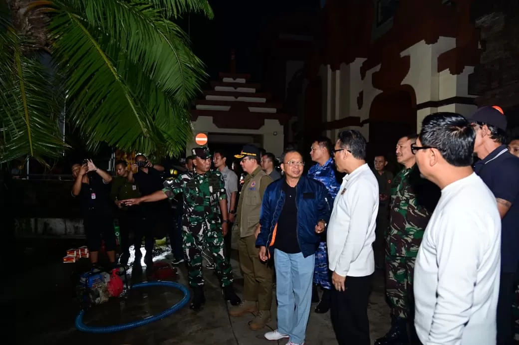 Kepala BNPB Letjen TNI Dr. Suharyanto, S. Sos., M.M. (kemeja dan rompi hijau) saat memberikan arahan pada rapat koordinasi di Gedung Jaya Sabha, Rumah Jabatan Gubernur Bali, pada Rabu (10/9).