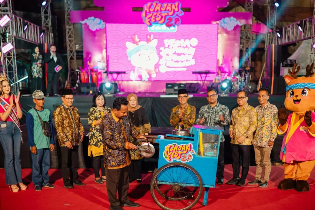 NjajanFest 2.0 angkat UMKM Rembang. Bupati Harno optimistis festival ini dorong pertumbuhan ekonomi dan peluang usaha lokal.