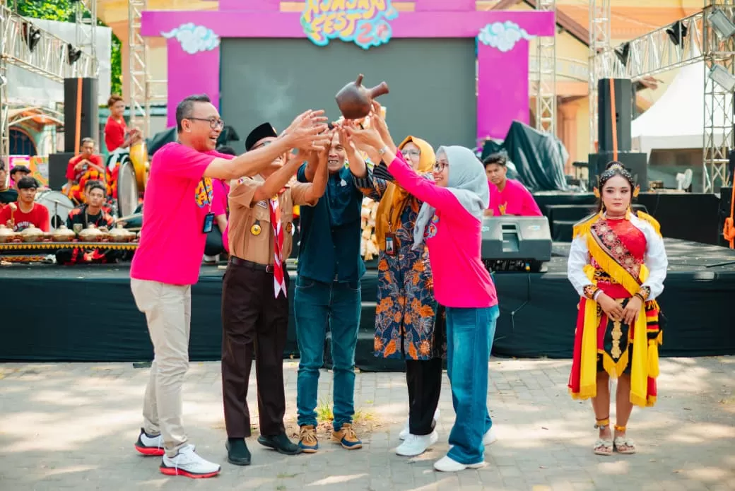 NjajanFest 2.0 Rembang pecahkan rekor transaksi UMKM. Omzet hari pertama tembus Rp278 juta, bukti antusiasme warga dan sukses ekonomi lokal.