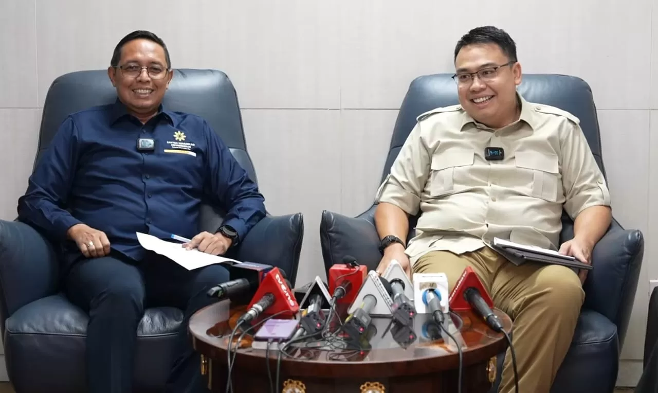 Hasan Nasbi (kiri) yang kini digantikan Angga Raka Prabowo (kanan) memimpin Badan Komunikasi Pemerintah, yang sebelumnya PCO. (Tangkapan layar YouTube Badan Komunikasi Pemerintah)