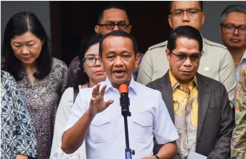 Menteri ESDM Bahlil Lahadalia usai rapat untuk atasi kekosongan BBM di SPBU swasta pada Jumat, 19 September 2025. (Instagram/kesdm)