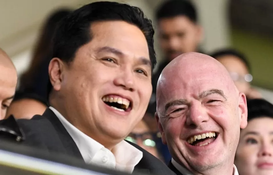 Presiden FIFA, Gianni Infantino (kanan) berikan ucapan selamat untuk Erick Thohir (kiri) yang dilantik jadi Menpora. (Instagram/gianni_infantino)