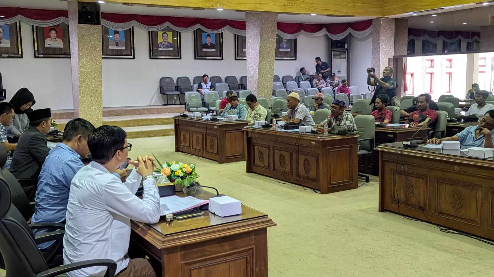 Sopir bus mini Rembang sampaikan keluhan soal uji KIR dan pendapatan rendah. DPRD berjanji usulkan bengkel Dishub serta solusi kesejahteraan