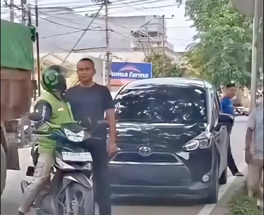 Tangkapan layar insiden pria diduga oknum TNI pukul ojol di Pontianak. (Instagram/si_enchann)