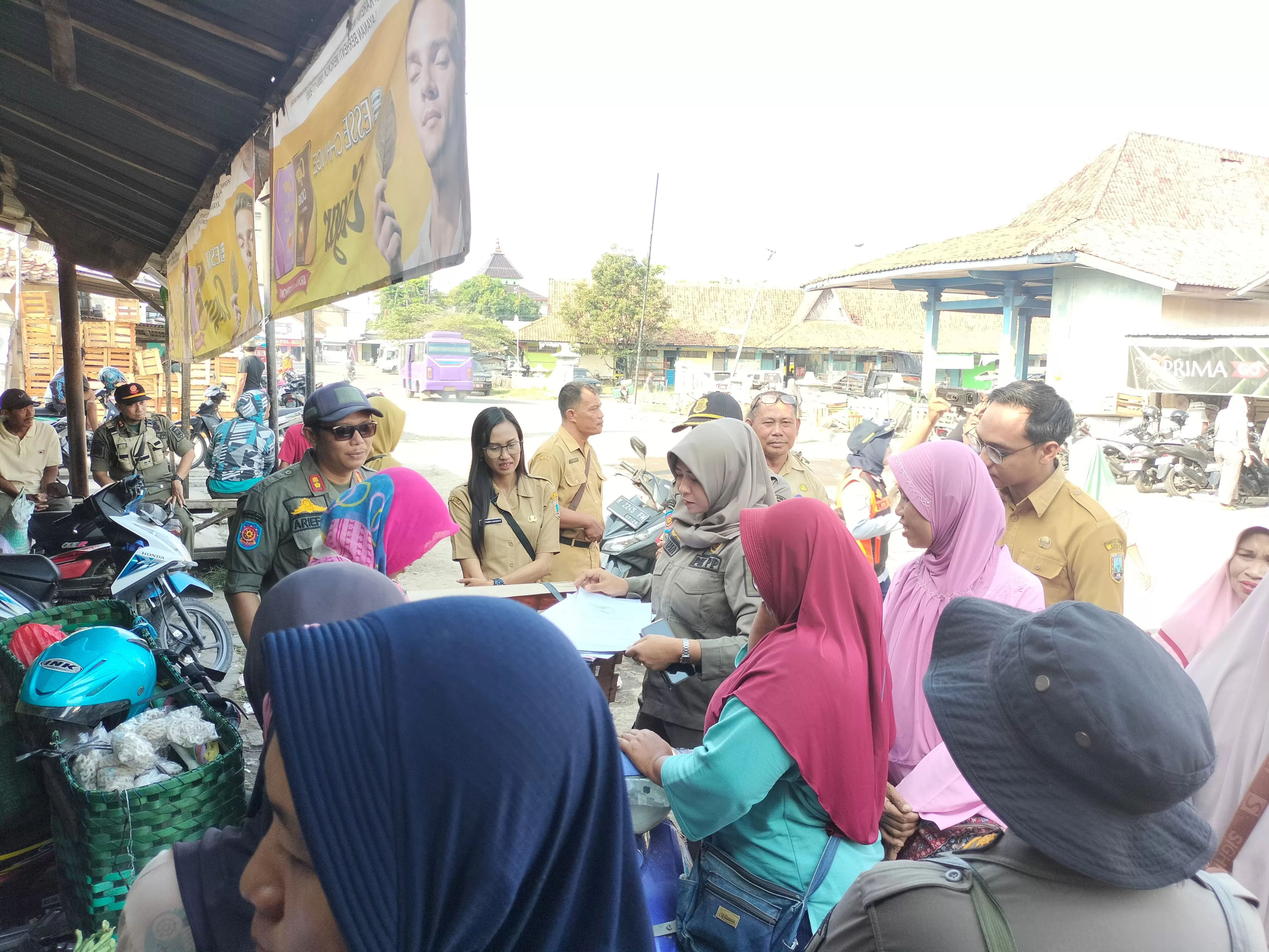 Pemkab Rembang tertibkan pedagang Pasar Lasem yang nekat berjualan di bahu jalan meski aturan batasi hingga pukul 06.00 WIB.
