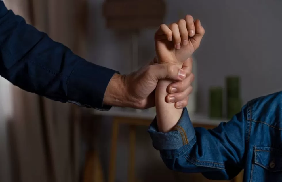 Foto Ilustrasi - Seorang istri di Cakung mengalami KDRT hingga dilaporkan meninggal dunia karena luka bakar. (freepik.com/freepik)