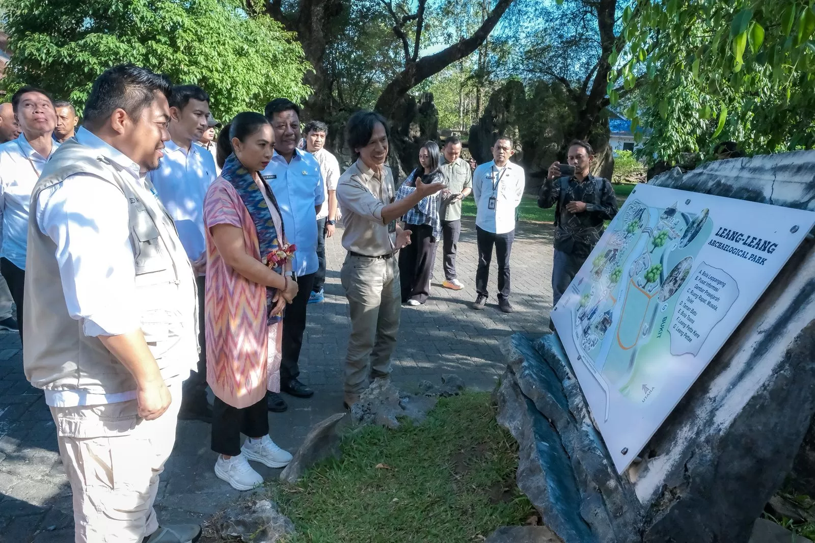 Wamenpar Ni Luh Puspa cek kesiapan Geopark Maros-Pangkep jelang revalidasi UNESCO 2026. Fokus pada pelestarian dan geowisata. 