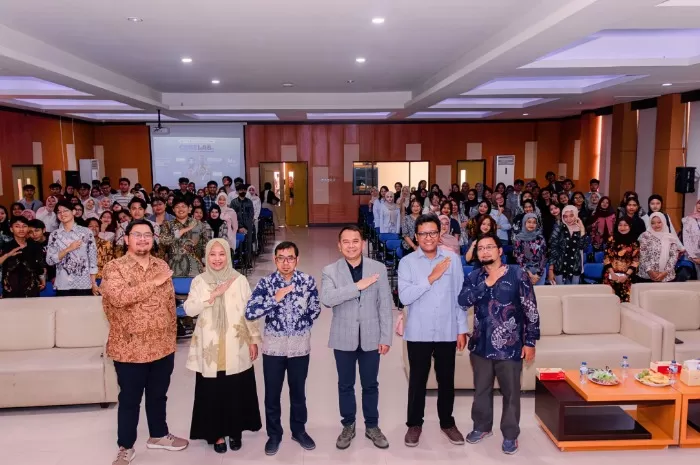 Foto kegiatan CoreLab 2025 yang digelar Promedia Teknologi Indonesia (PTI) bersama para mahasiswa di kampus FISIPOL Universitas Negeri Surabaya (Unesa) Surabaya pada 24 September 2025. (Dok. Promedia)