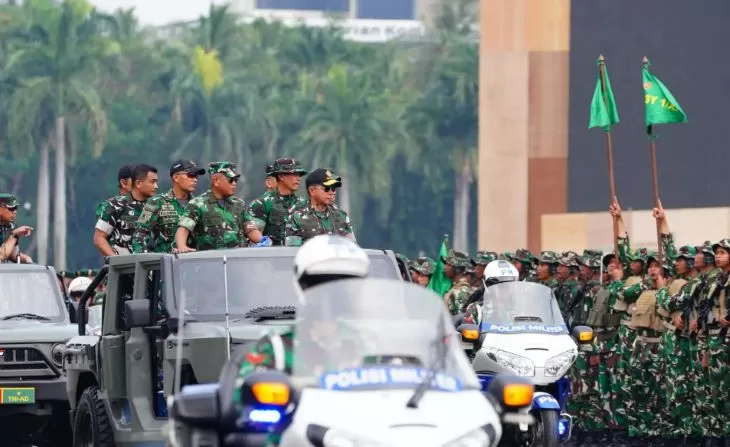 Panglima TNI Jenderal TNI Agus Subiyanto meninjau geladi kotor upacara Hari Ulang Tahun ke-80 TNI di Monas. Foto: Puspen TNI