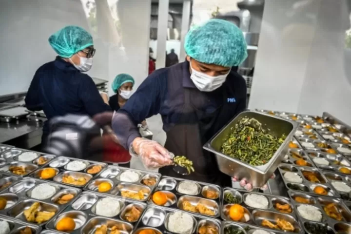 Pemerintah berniat melakukan evaluasi total terhadap program MBG dengan melakukan penutupan sementara dapur SPPG bermasalah sampai menyiapkan ahli gizi dari Kemenkes. (Indonesia.go.id)
