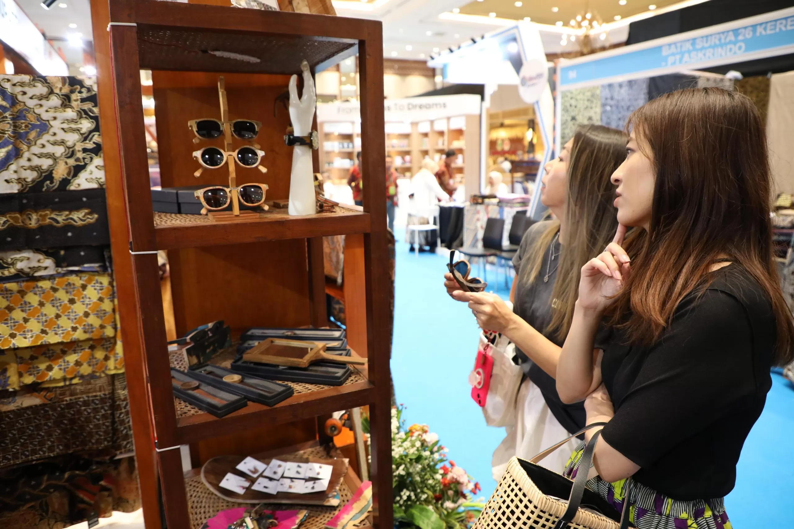 Produk kreatif Jawa Tengah tampil di Inacraft 2025, dari kacamata limbah skateboard hingga batik perada ramah lingkungan.  