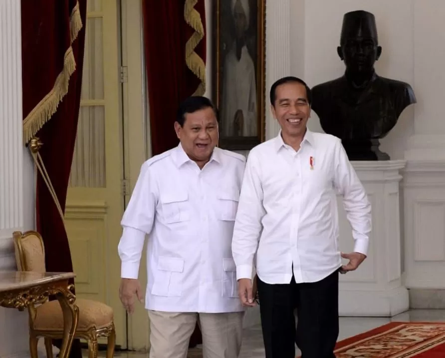 Presiden Prabowo Subianto (kiri) menyambut Presiden ke-7 RI Joko Widodo di kediamannya. (presiden.go.id)