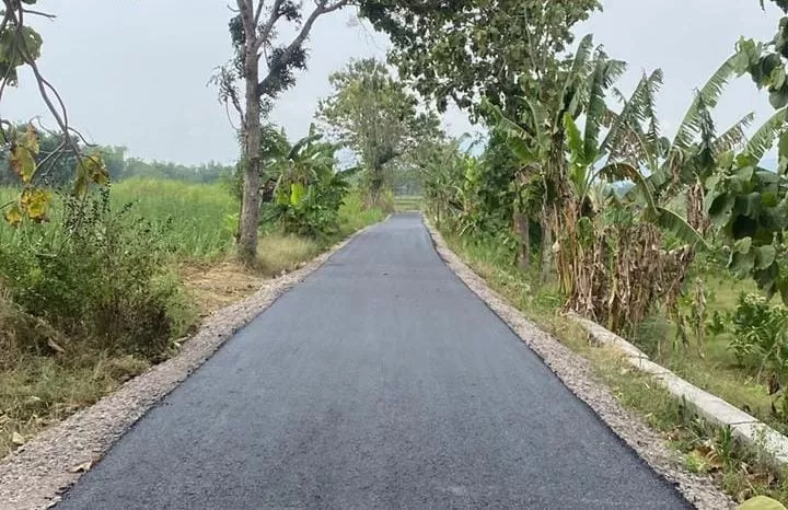 Empat proyek peningkatan jalan di Rembang capai progres signifikan, dua hampir selesai 100 persen pada awal Oktober 2025.