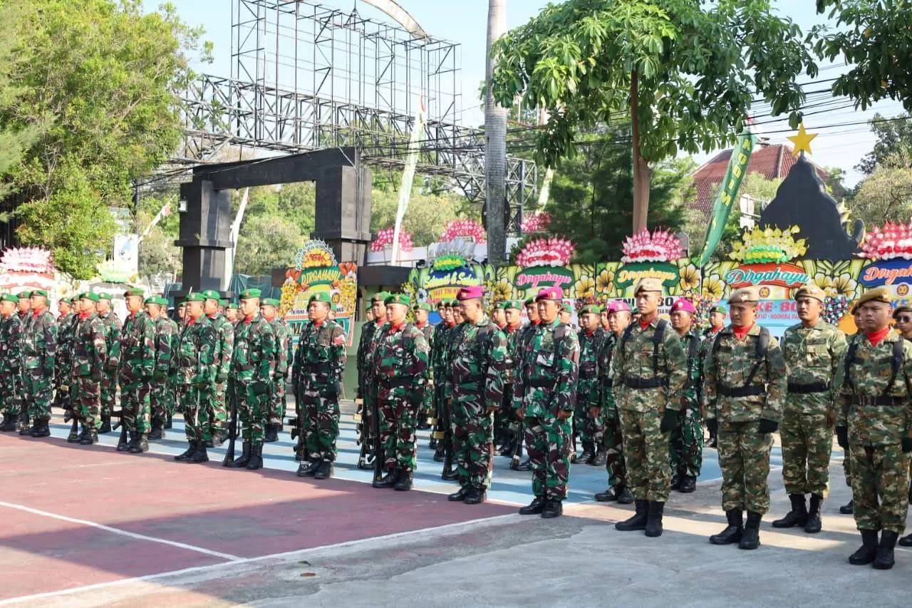 Upacara HUT TNI ke-80 di Kodim 0720/Rembang berlangsung khidmat. Mayor Inf Didik Jati pimpin langsung jalannya upacara. 