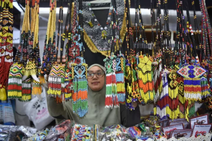 OJK mendorong pemerintah untuk memperpanjanh kebijakan hapus tagih KUR bagi pelaku UMKM. (indonesia.go.id)