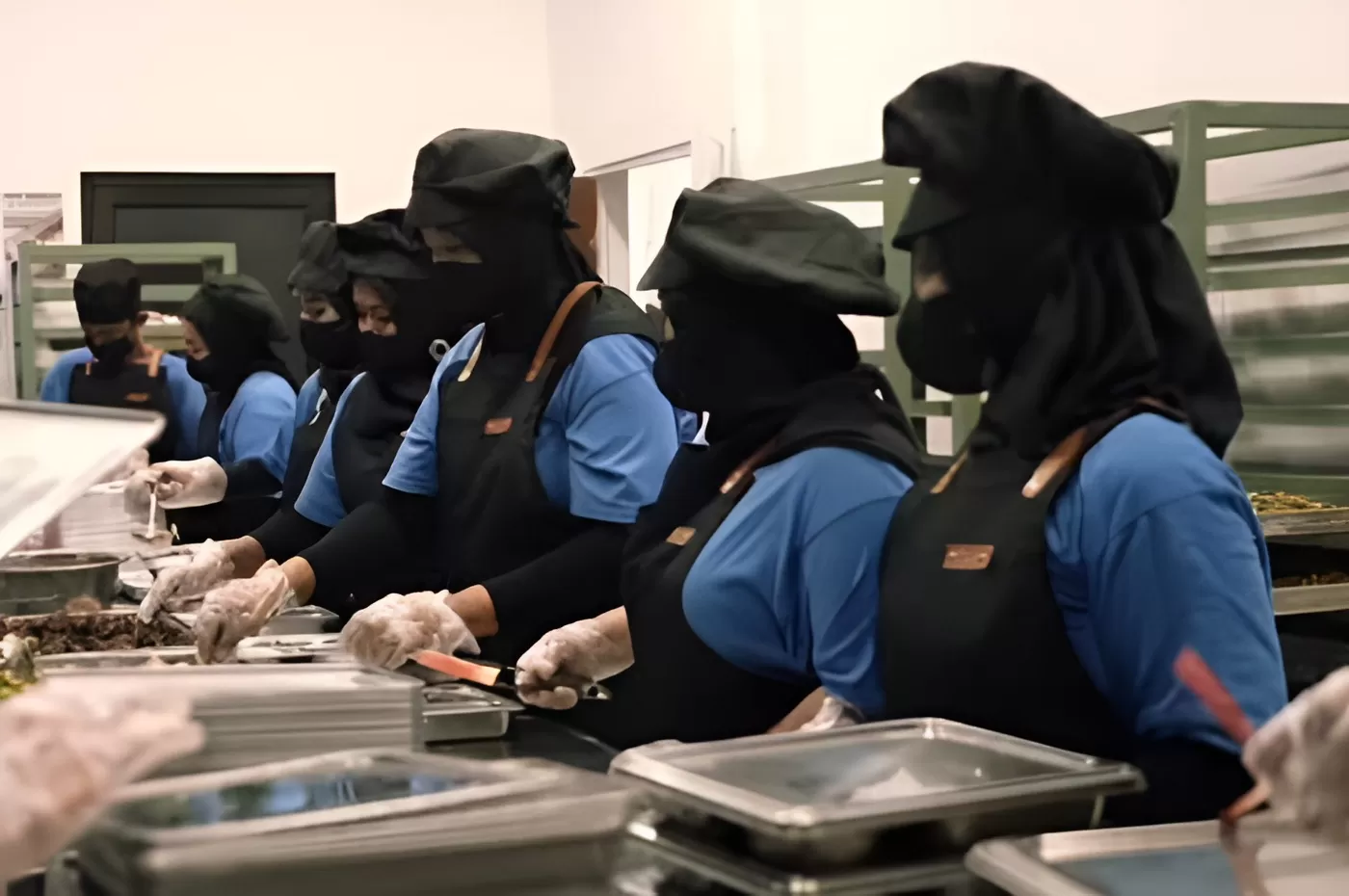 Menyoroti langkah BGN menyebar 5000 koki profesional ke berbagai SPPG usai maraknya kasus keracunan massal MBG. (Instagram.com/@badangizinasional.ri)