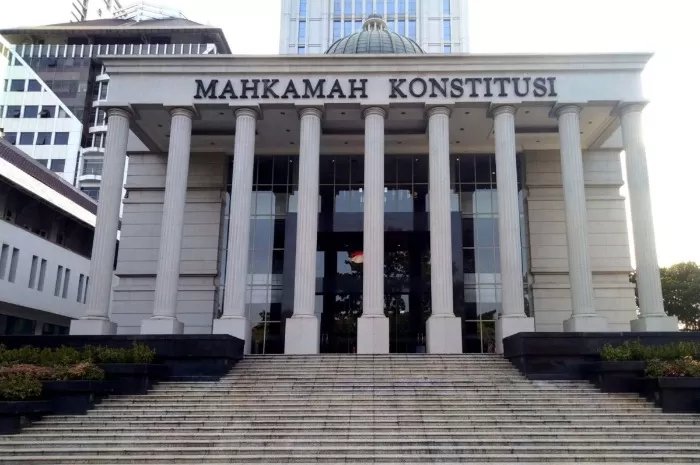 Pengamat menilai Perpol Kapolri tak melanggar putusan MK dan sudah dilaporkan ke Presiden. Tuduhan pembangkangan dinilai keliru.