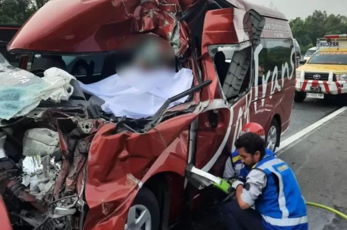 Menyoroti fakta terkini insiden kecelakaan mobil Travel dengan truk di Tol Cipularang, pada Senin, 13 Oktober 2025. (Dok. Polri)