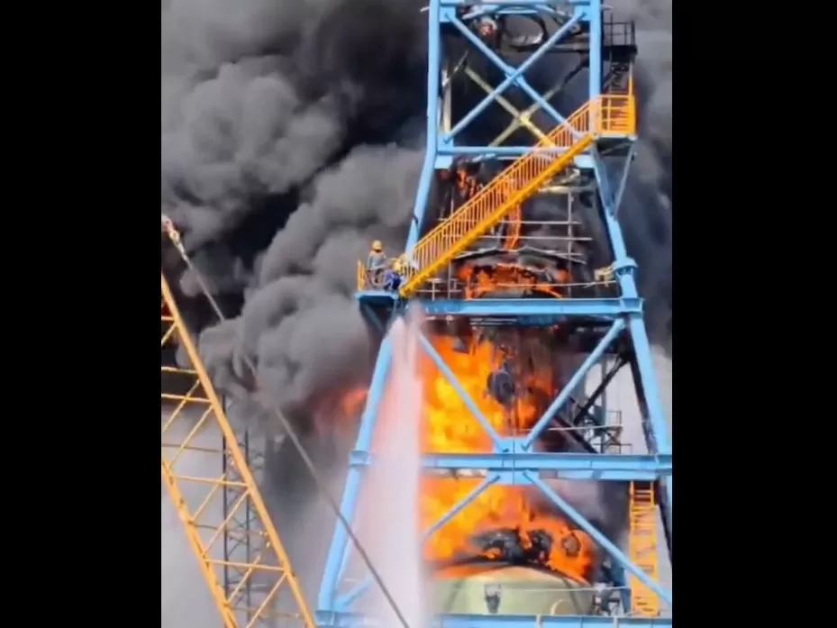 Kebakaran melanda area pabrik nikel PT Huayue Nickel Cobalt (HYNC) di Morowali. Foto: Cuplikan Video Reels @unikinfoid