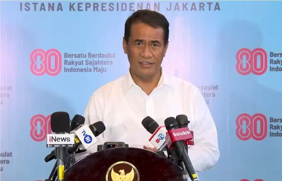 Menteri Pertanian (Mentan) Andi Amran Sulaiman ungkap bakal tindak tegas dengan mencabut izin kios distributor nakal pupuk bersubsidi. (Tangkapan layar YouTube Sekretariat Presiden)