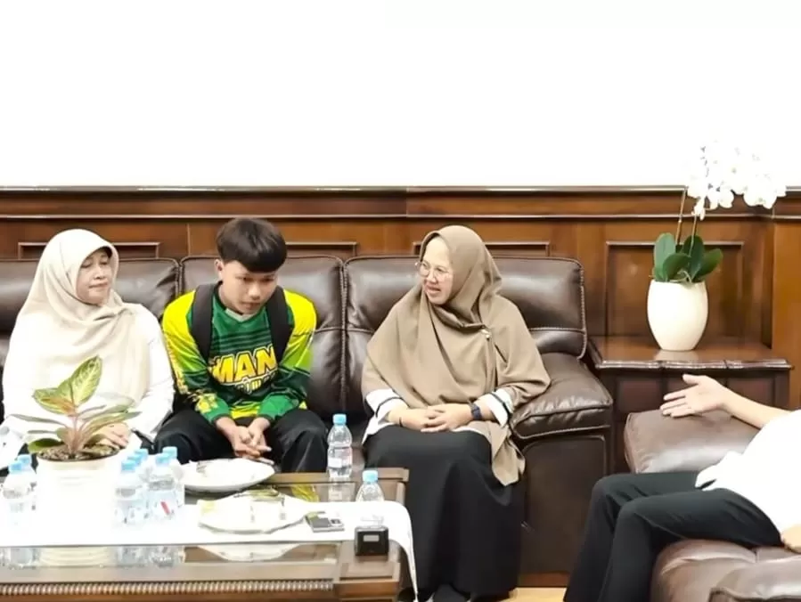 Tangkapan layar saat kepala sekolah Dini Fitria (kanan) dengan siswanya Indra Lutfiana Putra sepakat berdamai setelah melalui proses mediasi. (Instagram/andrasoni12)