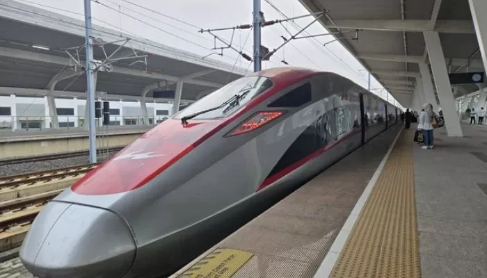 Ilustrasi Whoosh. Proyek kereta api cepat Jakarta-Bandung yang dikenal dengan nama Whoosh. (KCIC)